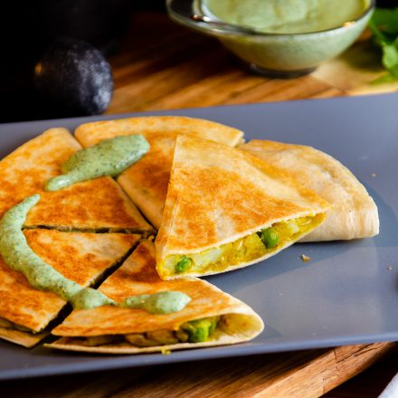 Samosadilla – Samosa-tortilla med grønn urte chutney