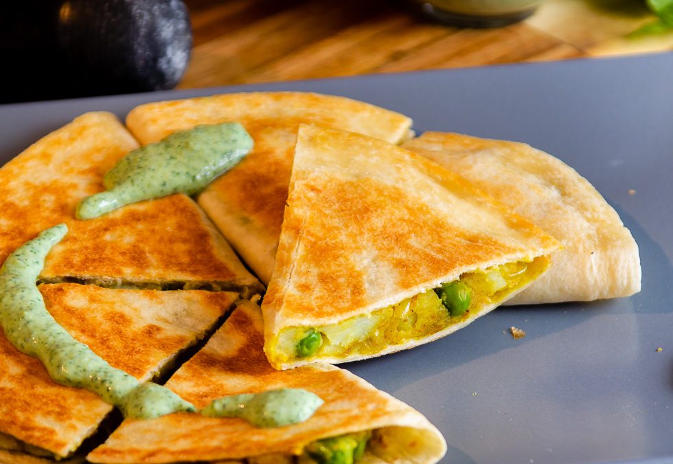 Samosadilla – Samosa-tortilla med grønn urte chutney